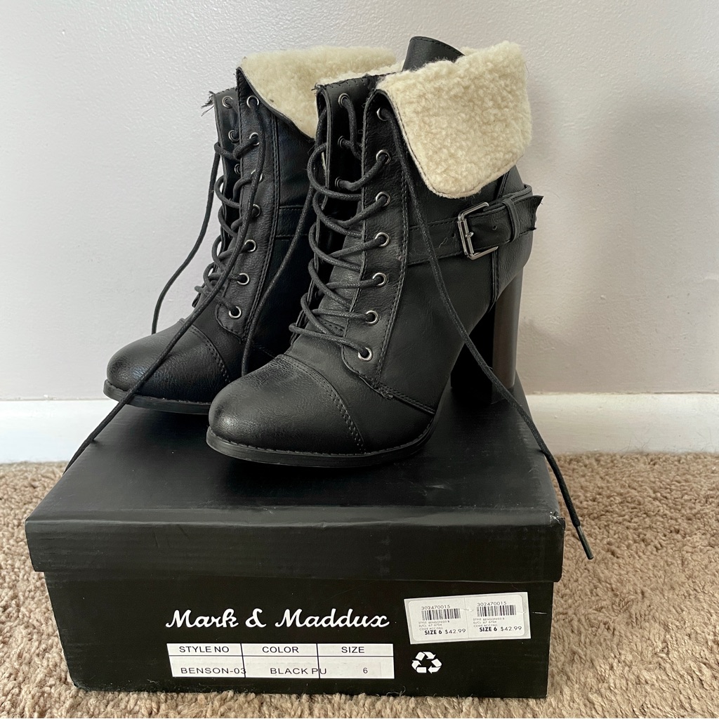 Nwot Shearling Cuff Lace-Up Bootie
